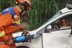 险！女子开车玩手机出车祸被困，芙蓉消防紧急救援图片