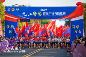 江西九江：警察半程马拉松赛开跑图片