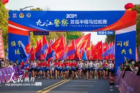江西九江：警察半程马拉松赛开跑图片