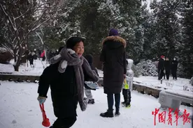 北京再迎降雪 市民游玩热情不减图片