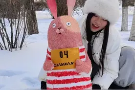 90后姑娘堆彩色雪人获赞百万，《熊出没》官方也为她点赞图片