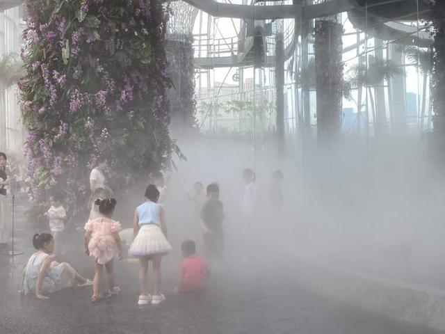 溯溪正流行，魔都也有都市版溯溪！从温室热带雨林的嬉水浅滩到Plus版白沙滩，玩出夏天的清凉感