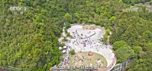 “登山”电梯、外骨骼……景区适老化改造上线 “银发族”出游热潮攀升