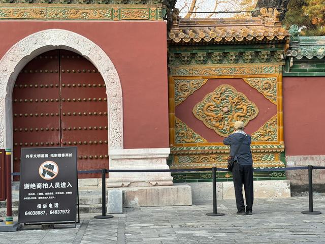 公园里的隔离带越来越多，如何阻止商拍又不影响沉浸式游览？