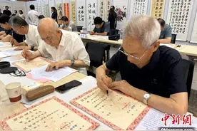 中新教育丨陕师大坚持18年老教授毛笔手写录取通知书 “一撇一捺”传师情图片