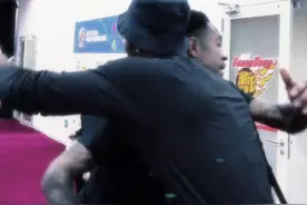 威姆斯在广东球员通道和马尚&杜锋致意 杜锋笑开了花图片