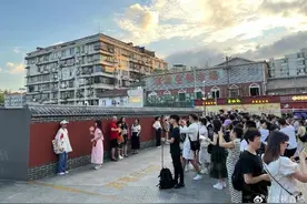 城管回应游客黄鹤楼红墙打卡被分区：为了不影响游客自拍，划分游客自拍区和摄影师代拍区图片