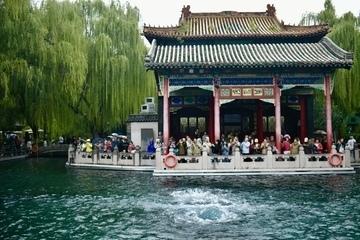 雨中赏泉！趵突泉30.32米高位喷涌，游客冒雨赴“泉约”