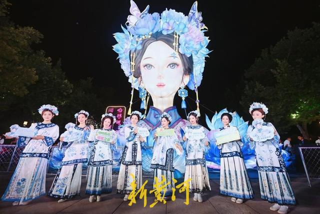 泉城“湖畔雨荷”搬家， 游客纷纷合影留念