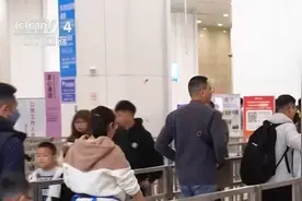 旗袍、老洋房、早茶晚咖、香囊香包……外国游客入乡随俗感受地道年味图片