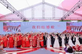 首届川渝集体婚礼在重庆举行 百对新人共享甜蜜图片