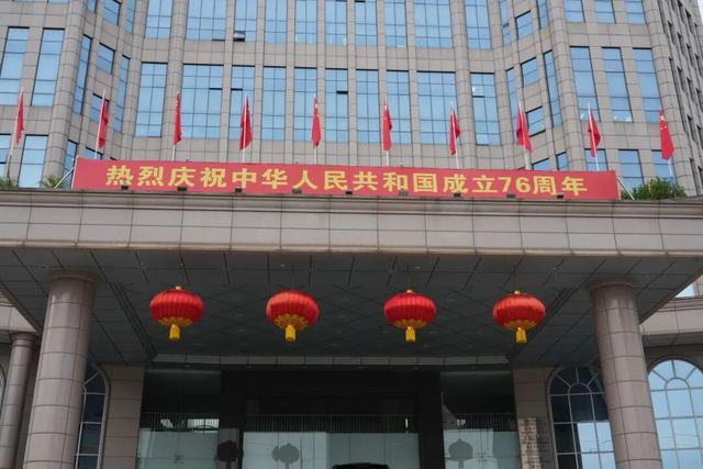红旗映繁花！柳北已换上国庆“限定皮肤”~