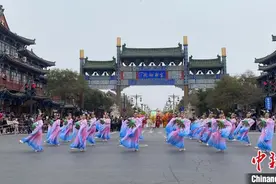 河南开封：“来趣宋潮”踏春大巡游亮相图片