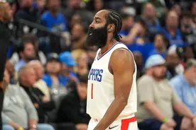 打着打着又只剩我了？哈登上半场仅休息42秒 出战时间两队最多图片