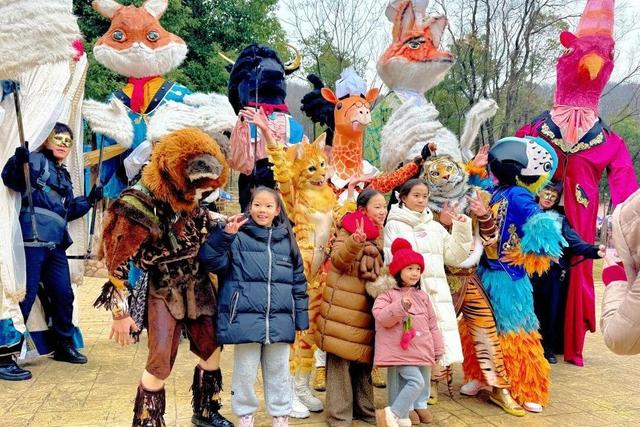 猿猴住进“湖景房” 东北虎春节迎客 武汉野生动物王国让游客体验全面升级