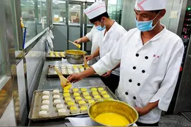 坚持手工制饼留住情怀 新洸月饼四代人匠心传承百年技艺图片