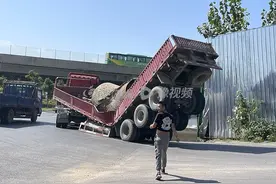 郑州一大货车拉钢卷途中“闪”了腰，内行称“打死不拉卷，这下好了，腰折了”图片