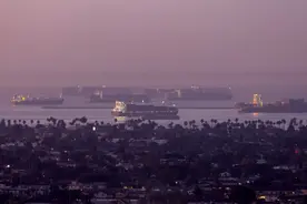 港口拥堵，美国小企业熬不住了：我们自己去中国取货图片