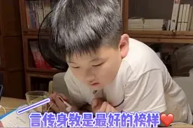 氛围MAX！父子各自埋头学习 妈妈不忍打扰图片