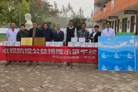 全网爆红的80后“白发校长”，了却了孩子们的一桩心事……图片