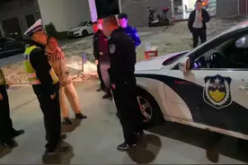 热心市民为寒夜执勤交警送上热饮图片