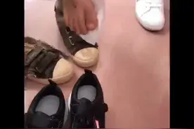 暖心！贵港一学生鞋子烂了，老师的举动令网友动容图片