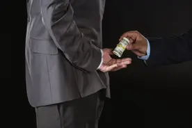 云南三甲医院院长涉嫌受贿3000多万 10家涉案药企和供应商被列入黑名单图片