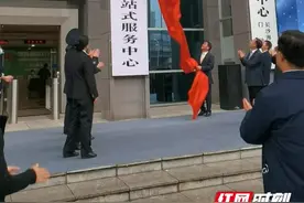全国首个“三窗合一”，外国人来华工作一站式服务中心在长沙启用图片