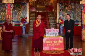 班禅将百万礼金捐赠给西藏边境群众图片