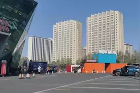 违规设置集装箱 城管清理不手软图片