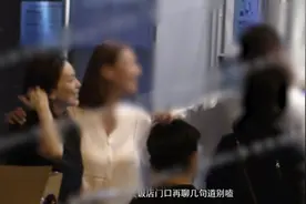 “雪姨”王琳素颜与好友聚餐 手提购物袋谈笑风生心情好图片