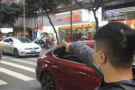 云求助｜男子拾包后“不留名”归还 却将包内手机据为己有四处借钱 丢包人：准备提起民事诉讼图片