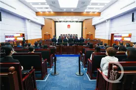 ​“水鬼”夜潜嘉陵江电鱼，被警方当场抓获图片