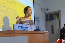 安徽一高校新婚老师课上发奶茶，点名发现有学生逃课，网友：这下亏大了图片