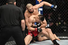 UFC | 首回合即被降服 李景亮决不认输被裸绞晕倒图片