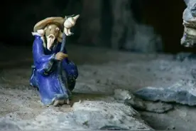 民间故事：老翁夜遇寡妇家上梁，讨了杯水酒，因此逃过一难图片