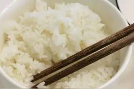 高压锅蒸饭健康营养、不油不腻，一家人晚饭吃真舒服图片