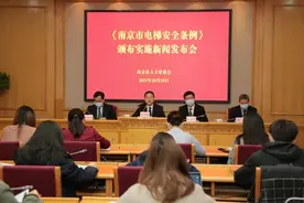 《南京市电梯安全条例》明起实施，禁止电动自行车进乘客电梯图片