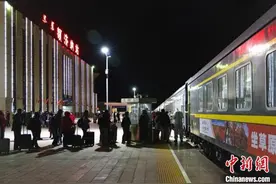 特写：离别的额济纳车站，夜空中的泪水图片