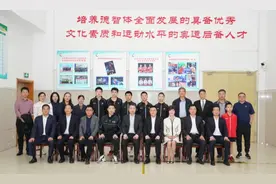 今天，许昕重回宝山母校图片