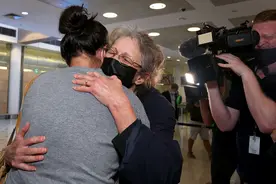 澳大利亚新南州放松边境防疫规定 民众在机场与亲人团聚图片