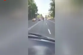 印度一男子骑摩托玩特技时失控撞上油罐车图片