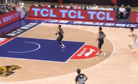 郭艾伦调侃自己滑倒：cos的节日 就在球场cos吧图片