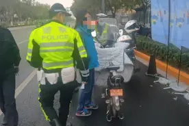 警探号丨超标电动车上路就被罚 送水工大骂“被老板坑了”图片