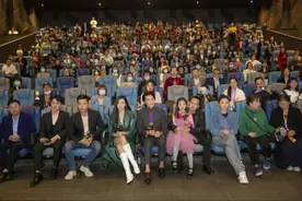 《世上只有妈妈好》首映 黄小蕾获戏中女儿点赞图片