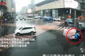 长沙拾荒老人下雨天在车流中独行，后续这一幕感动全网图片