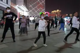 郑州一9岁女童领大妈跳广场舞，奶奶：跳了两年，曾上春晚视频封面