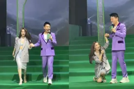 李菲儿走秀现场意外摔倒！男主持贴心搀扶，幽默化解尴尬图片