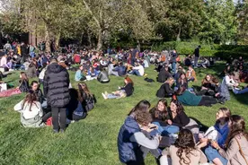 欧洲人18岁就离开父母独立生活？男孩比女孩更易“啃老”？欧盟官方数据来了图片