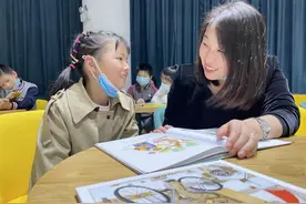 湖北咸宁爱心妈妈陪留守儿童读好书、写心声图片